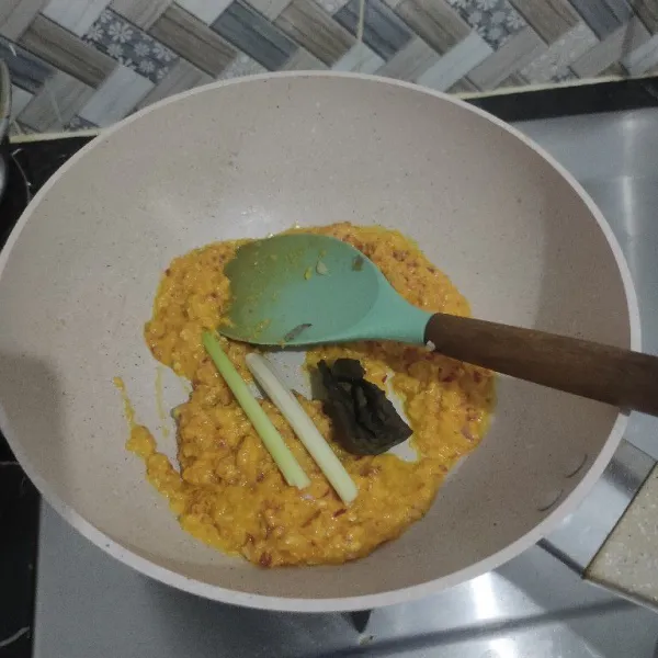 Haluskan bawang, cabe, jahe, kunyit dan kemiri kemudian tumis dengan menambahkan serai dan daun salam.