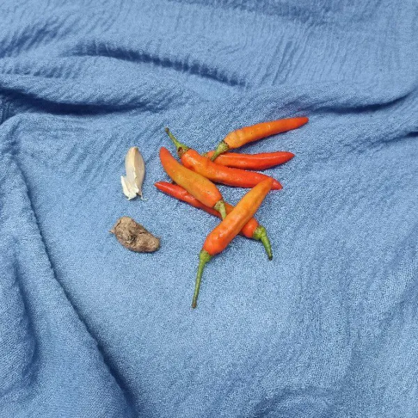 Siapkan bahan membuat sambal.