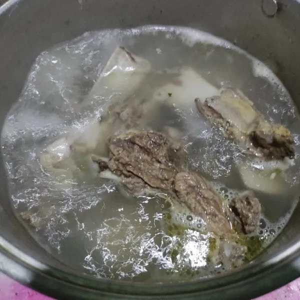 Didihkan 1 liter air untuk rebusan pertama, biarkan mendidih beberapa menit. Buang air rebusan kemudian didihkan kembali 1 liter air untuk kaldu, masak dengan metode 5-30-7.