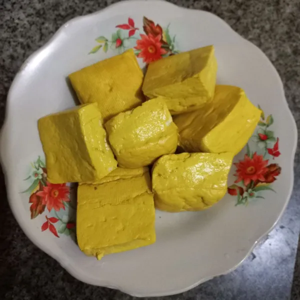 Siapkan tahu kuning, haluskan.
