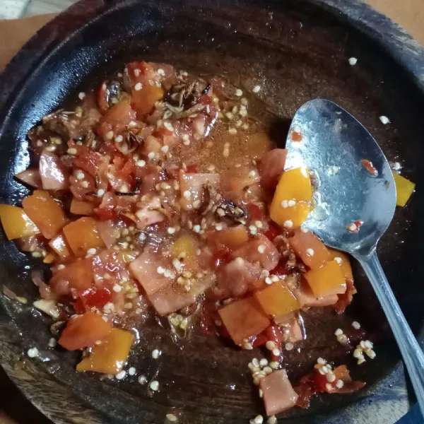 Aduk sampai tercampur rata. Cek rasa. Siramkan diatas ayam goreng.