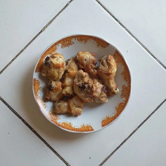 Cuci ayam dan goreng setengah matang. Angkat dan sisihkan.