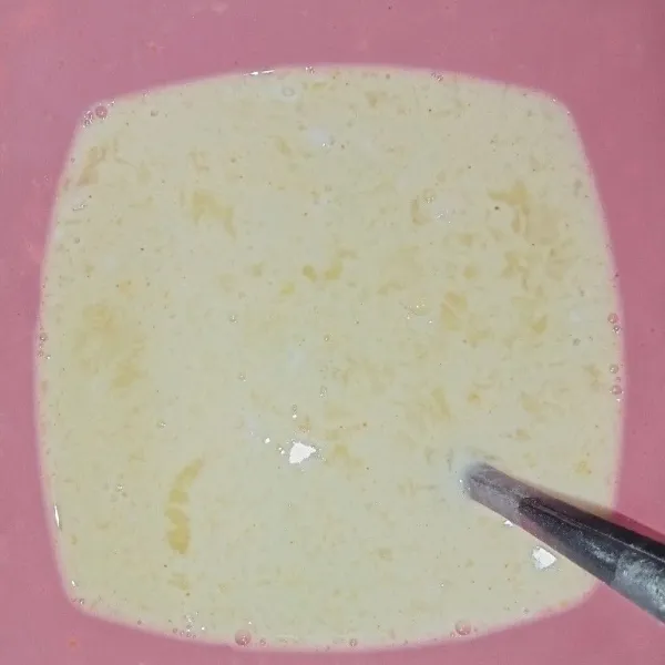 Campur semua bahan kremesan aduk rata lalu saring, masukkan ke dalam botol yang sudah dilubangi.