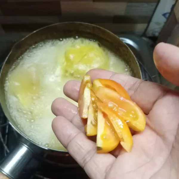 Terakhir masukkan irisan tomat, aduk rata.