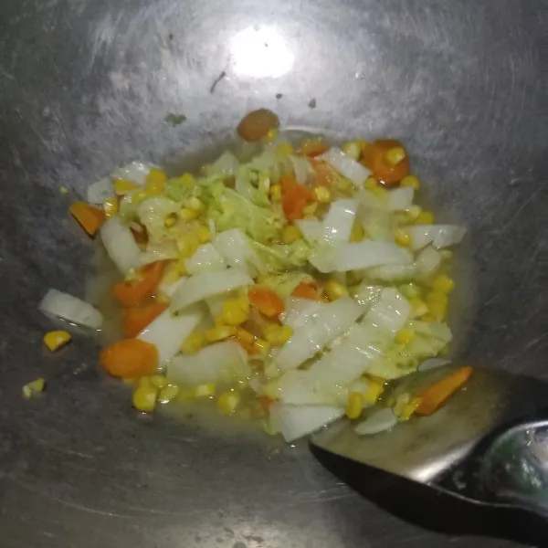 Masak hingga sayuran matang, cek rasa dan siap disajikan.