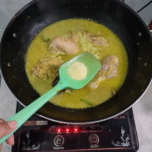 Bumbui dengan garam dan kaldu bubuk.