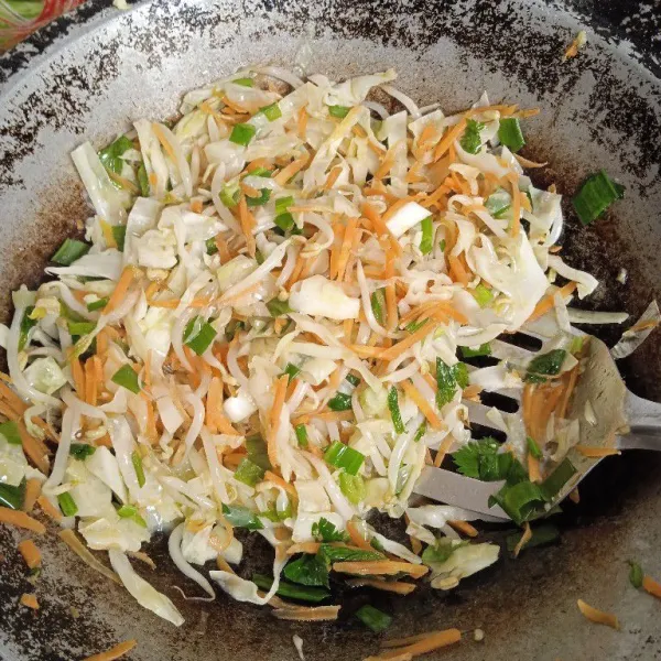Panaskan minyak, tumis bawang putih sampai matang. Masukkan sayuran, lada dan garam, aduk sampai matang.