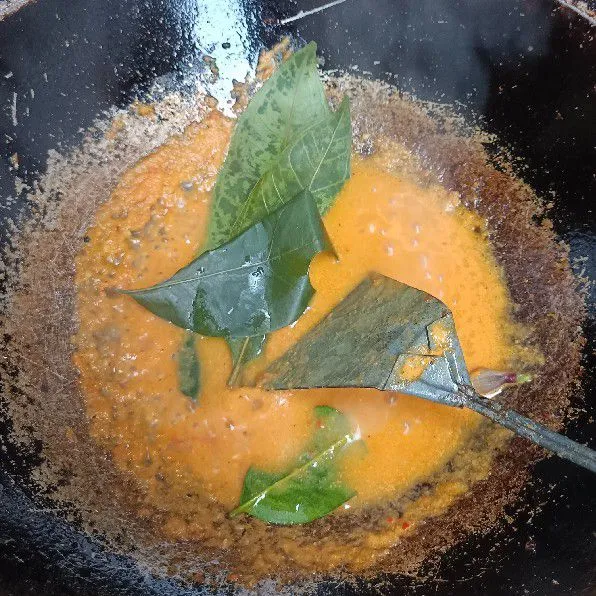 Tumis bumbu. Masukkan daun salam dan jeruk. Masak hingga tanak.
