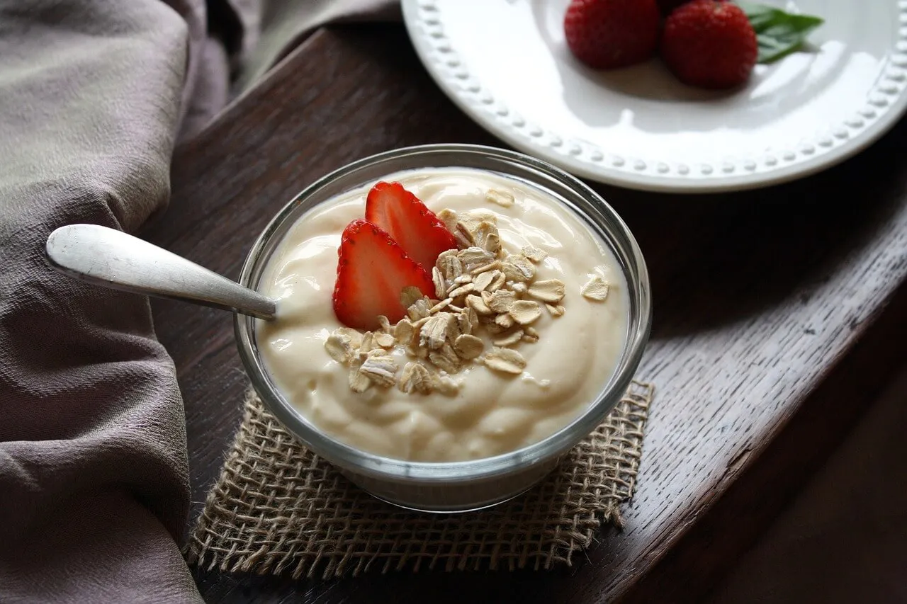 Yoghurt dengan taburan granola dan strawberry