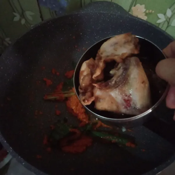 Masukkan ayam dan tambahkan air.