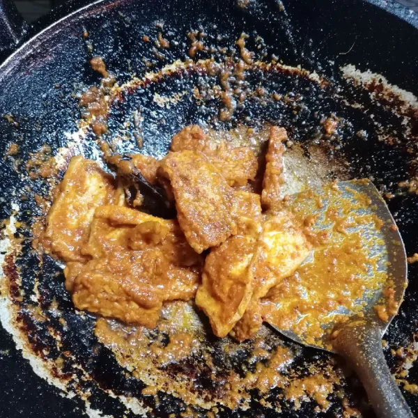 Masukkan tahu, aduk sampai tercampur rata. Cek rasa. Angkat.