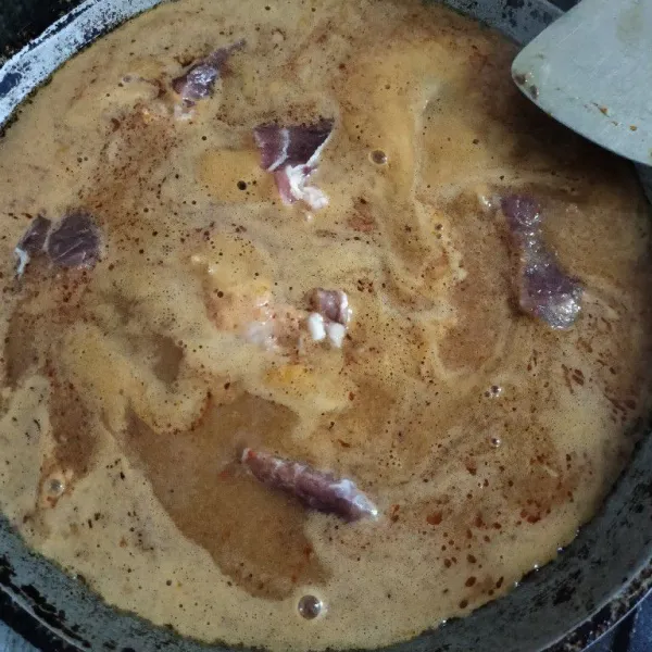 Taruh dalam wajah daging, bumbu, air, dan kecap. Masak hingga menyusut dan daging empuk. Jika belum bisa ditambahkan air lagi. Jangan lupa koreksi rasa.