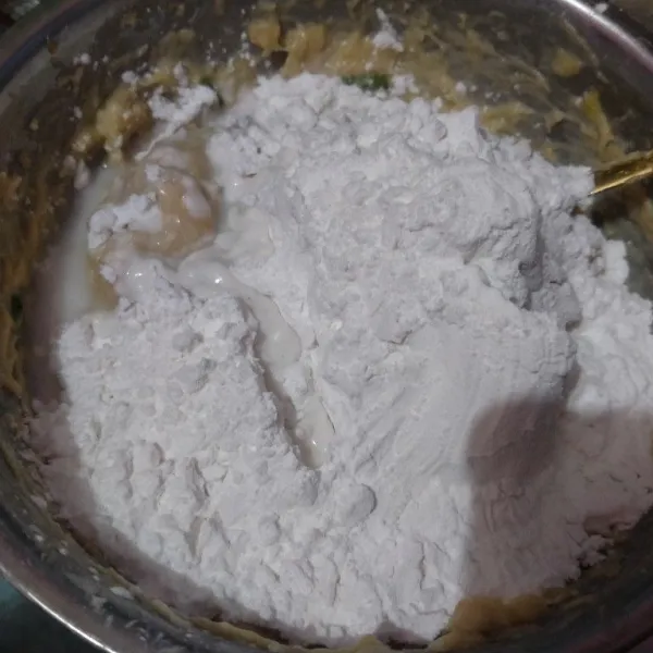 Setelah dipindah ke wadah, masukkan tepung tapioka dan terigu.