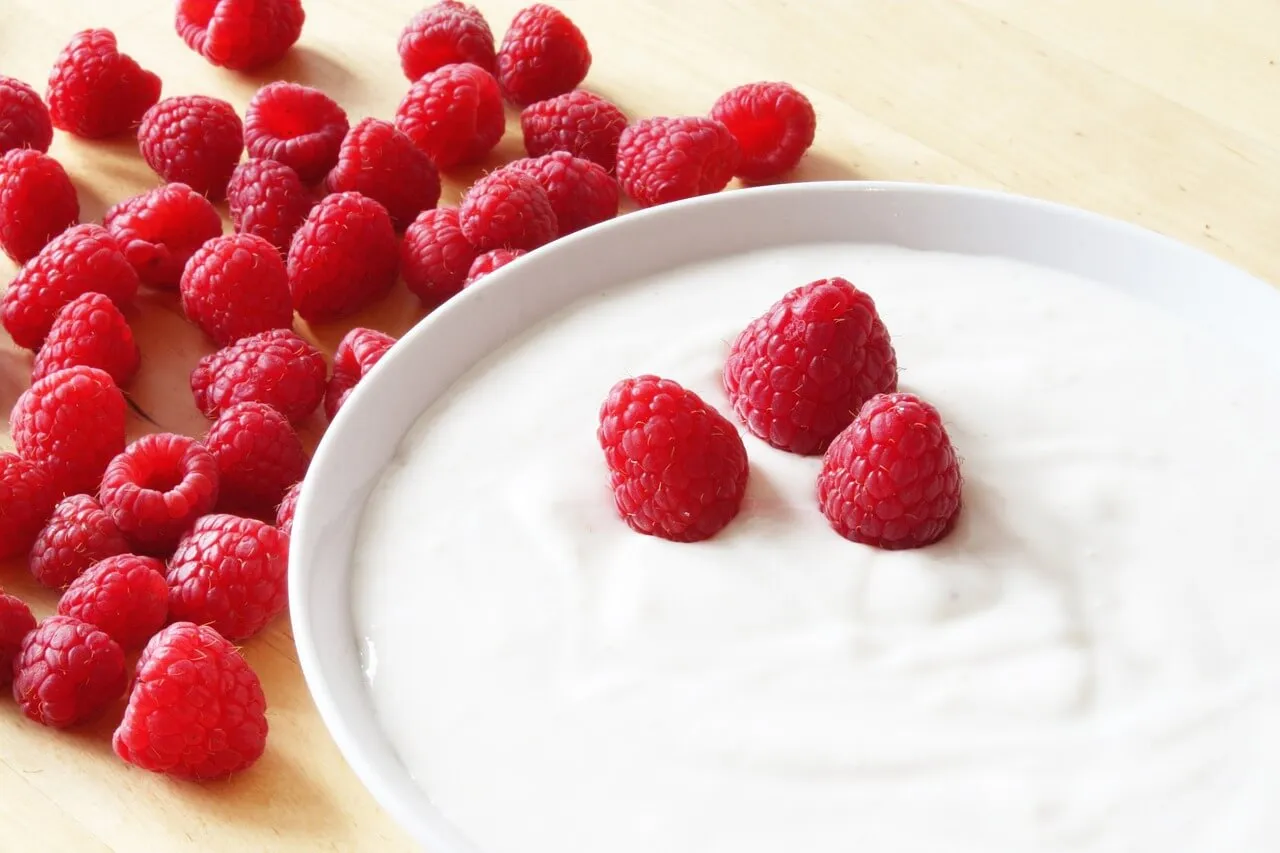 Yoghurt dengan buah raspberry
