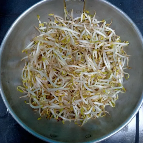 Masukkan taoge.