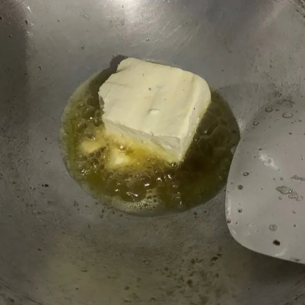 Rendam tahu dengan bawang putih dan garam lalu goreng.