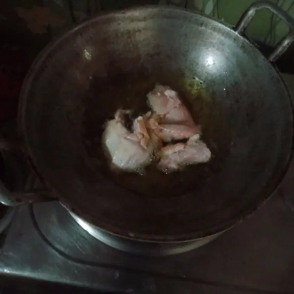 Panaskan minyak, goreng ayam setengah matang.