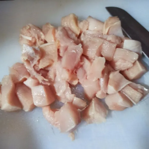 Iris daging ayam, lalu kucuri jeruk nipis, diamkan sebentar. Bilas lagi.