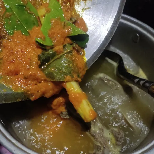 Masukkan tumisan bumbu ke dalam panci rebusan, nyalakan kembali api kompor. Rebus hingga mendidih kembali dan bumbu meresap.
