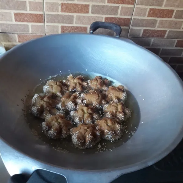 Goreng dalam minyak panas dan banyak. Gunakan api sedang sambil dibalik - balik. Goreng hingga matang kecoklatan, angkat dan tiriskan.
