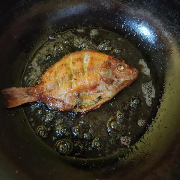Goreng ikan dalam minyak panas hingga matang.