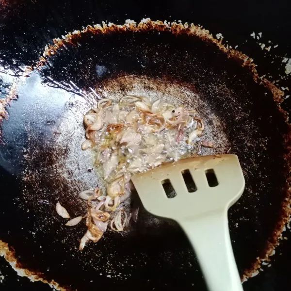 Panaskan 5 sdm minyak goreng. Tumis bawang merah sampai harum dan matang.