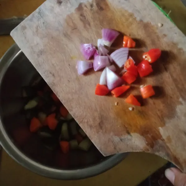 Masukkan irisan bawang merah dan cabai rawit.