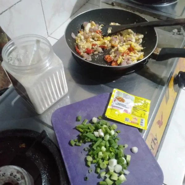 Tambahkan daun bawang lalu beri penyedap rasa dan gula, aduk rata dan koreksi rasa.