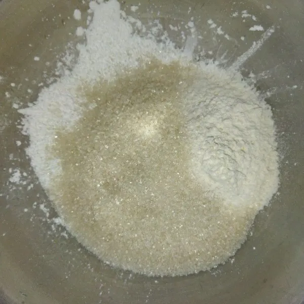 Siapkan wadah, masukkan tepung tapioka, tepung terigu dan gula pasir.