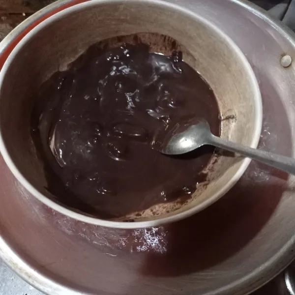 Tim sampai meleleh, aduk rata, angkat dan beri bubuk coklat halus, aduk rata lagi.