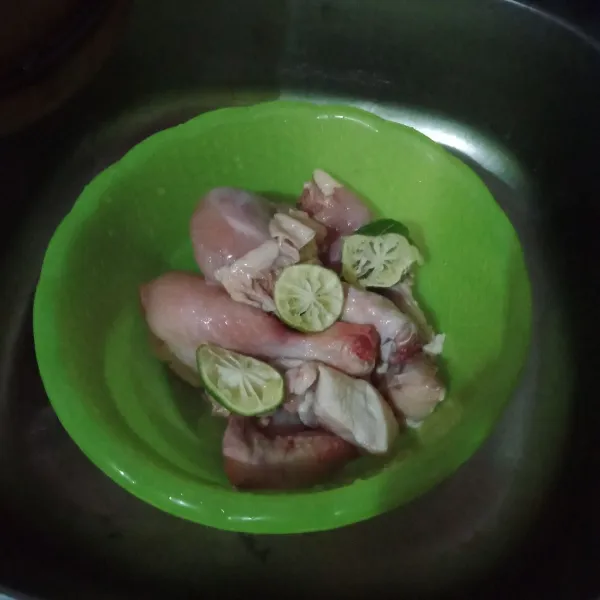 Cuci bersih ayam kemudian lumuri dengan air perasaan jeruk nipis.