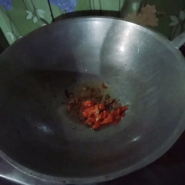 Tumis bawang merah hingga matang, masukkkan bumbu halus tumis kembali hingga harum.