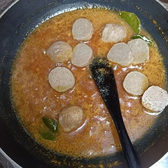 Masukkan bakso.