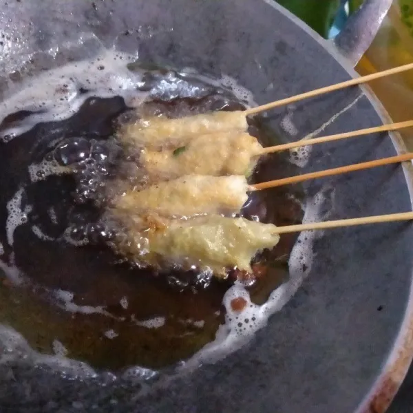 Panaskan minyak si wajan cekung, masukkan sempol, goreng hingga kecoklatan. Sajikan dengan saus sambal.