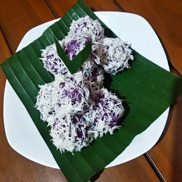 Klepon siap disajikan.