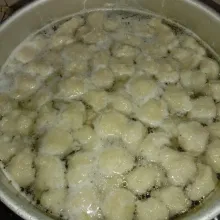 Masak sampai pentol tekwan mengambang, jika sudah mengambang artinya tekwan sudah matang dan bisa diangkat. Angkat tekwan yang sudah matang, tiriskan.