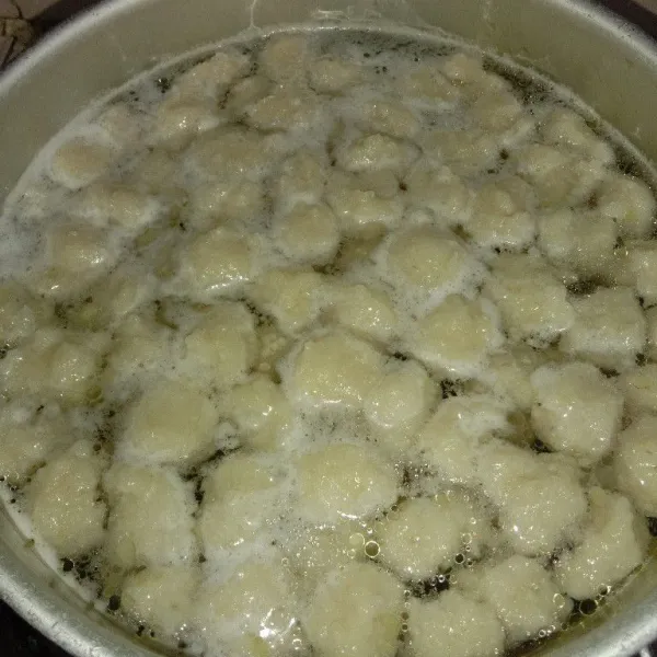 Masak sampai pentol tekwan mengambang, jika sudah mengambang artinya tekwan sudah matang dan bisa diangkat. Angkat tekwan yang sudah matang, tiriskan.