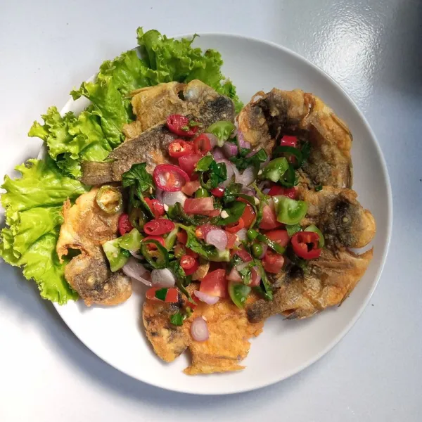Tuang sambal dabu diatas ikan. Kemudian sajikan.