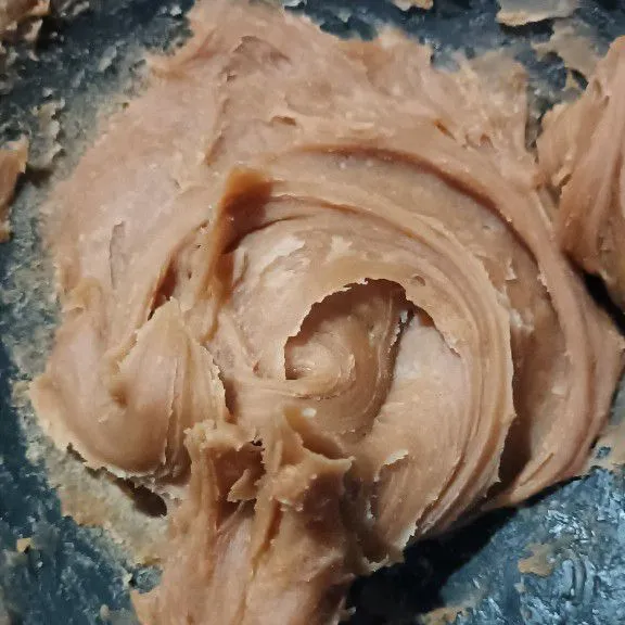 Masak adonan sambil terus diaduk. Saat adonan mulai mengental tambahkan mentega, lalu aduk hingga adonan bertekstur seperti dodol.