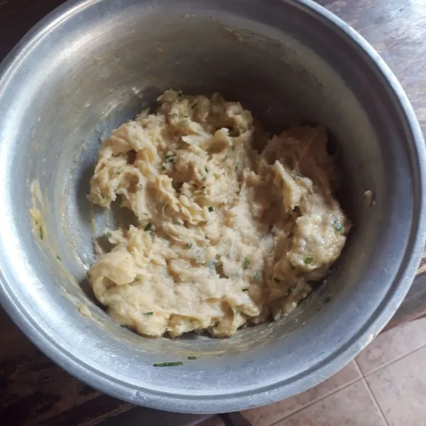 Campurkan dengan telur, daun bawang, saos tiram, garam, kaldu dan merica, aduk rata.