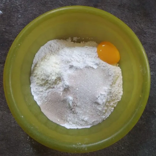 Dalam mangkuk, campur tepung terigu protein sedang, tepung protein tinggi, gula pasir, ragi instan, susu bubuk, dan telur. Kemudian aduk dan tuang air, lalu uleni hingga kalis. Tambahkan margarin dan garam, uleni hingga kalis elastis kemudian bulatkan adonan profing selama 30 menit