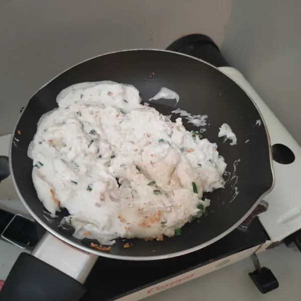 Masukkan larutan tepung, aduk terus hingga menggumpal.