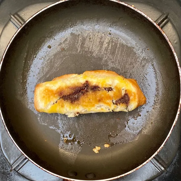 Panaskan margarin, lalu panggang roti. Bolak-balik hingga roti berwarna kuning kecoklatan.