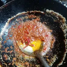 Haluskan bawang merah, cabe merah keriting dan cabe rawit. Panaskan minyak, tumis bumbu halus dan terasi sampai harum dan matang. Tuang air, beri gula merah, garam dan kaldu bubuk. Aduk rata. Cek rasa.