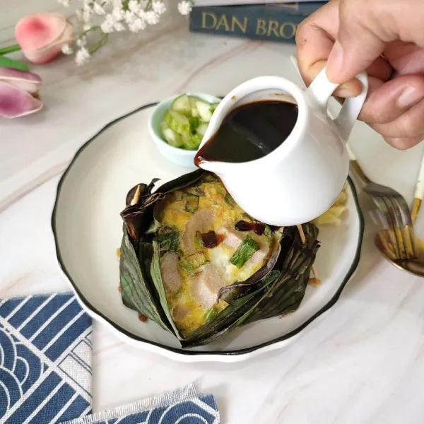 Tata lenggang pangang diatas piring saji bersama kuah cukup, mie dan timun. Kemudian sajikan.