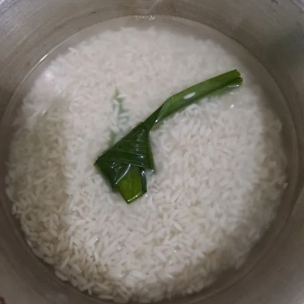 Siapkan panci masukan 500 air dan daun Pandan, lalu masukan juga beras+ketan yg sudah di tiriskan. Masak dengan api sedang.
