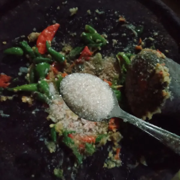 Uleg agak kasar cabe, kencur, bawang putih, garam, gula, dan kaldu bubuk.