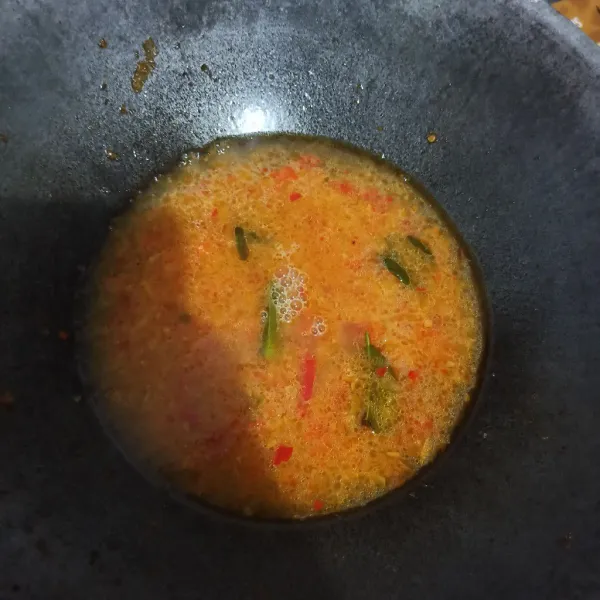 Tumis bumbu halus bersama daun jeruk, dan laos hingga harum, lalu masukkan air, tunggu mendidih.
