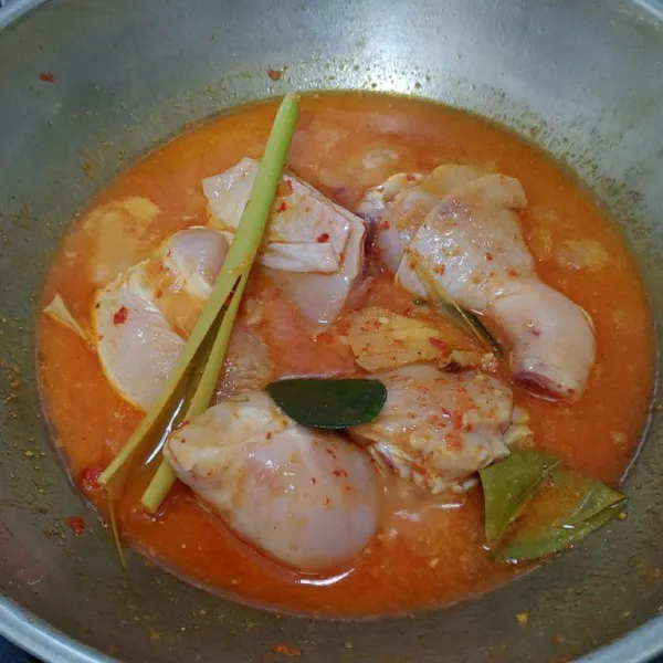 Tambahkan air, gula pasir, garam, kaldu ayam, dan santan aduk rata. Lalu masukan potongan daging ayam. Masak sampai bumbu meresap.