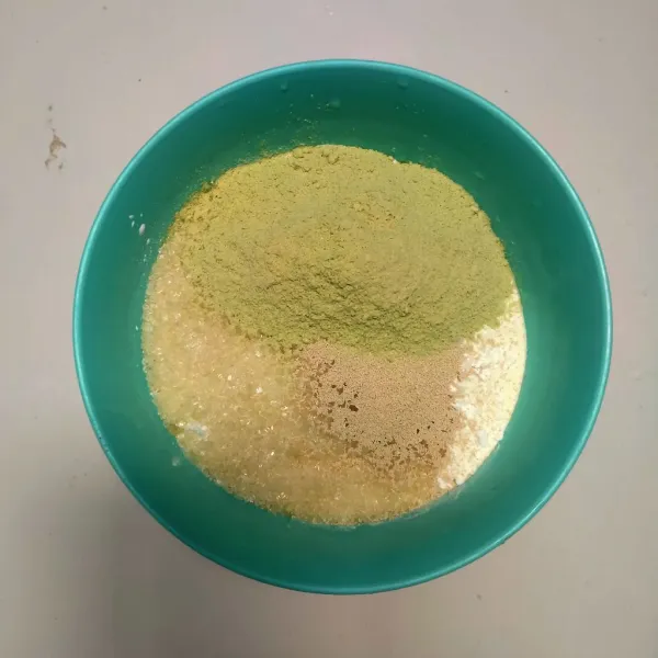 Campur tepung terigu, tepung tapioka, bubuk matcha, gulapasir, garam, ragi instan, dan susu bubuk.